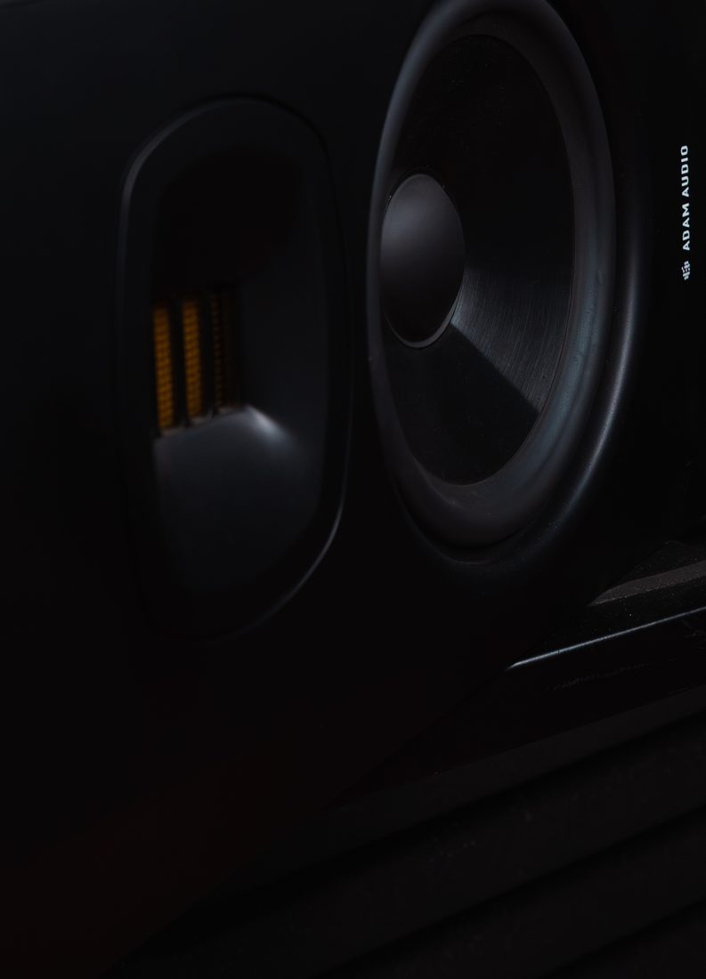 Un monitor da studio Adam Audio T7V nella regia di Nuvola Records