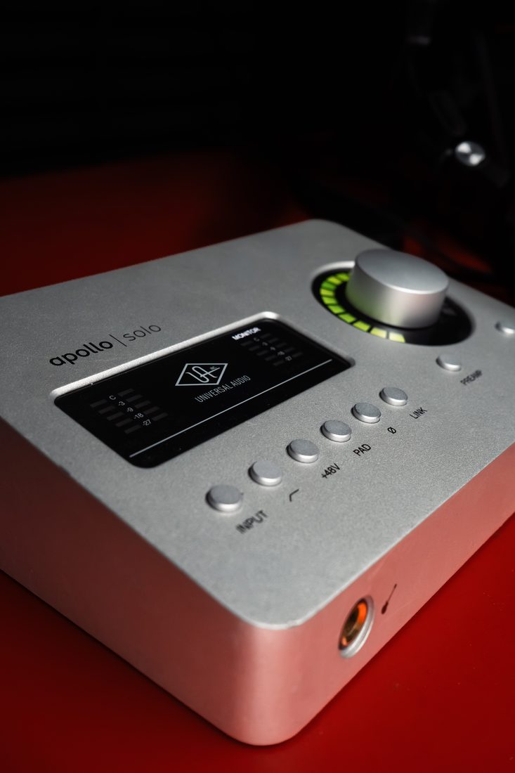L’interfaccia audio Universal Audio Apollo Solo, con la sua luce rossa accesa