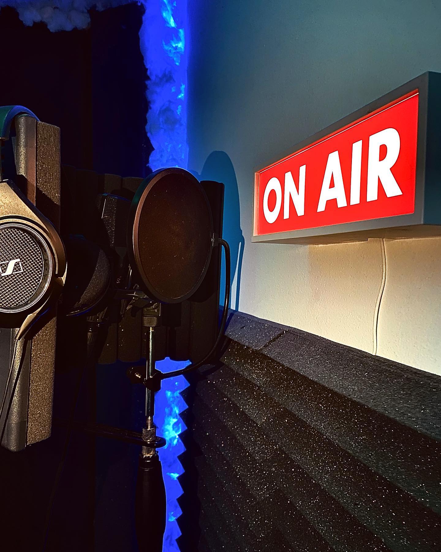 La cabina di registrazione di Nuvola Records, con l'insegna ON AIR accesa